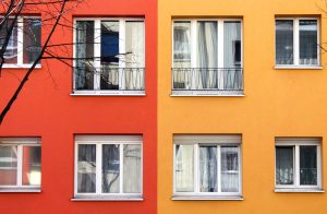 Rote und gelbe Hauswand mit Fenstern. Foto: Anna Jauch