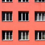 Rote Fassaden mit Fenstern