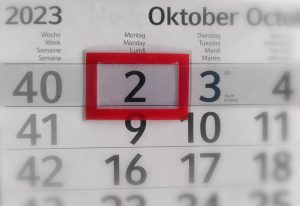In einem Wandkalender ist Montag, der 2. Oktober 2023 mit einem roten Kästchen markiert.