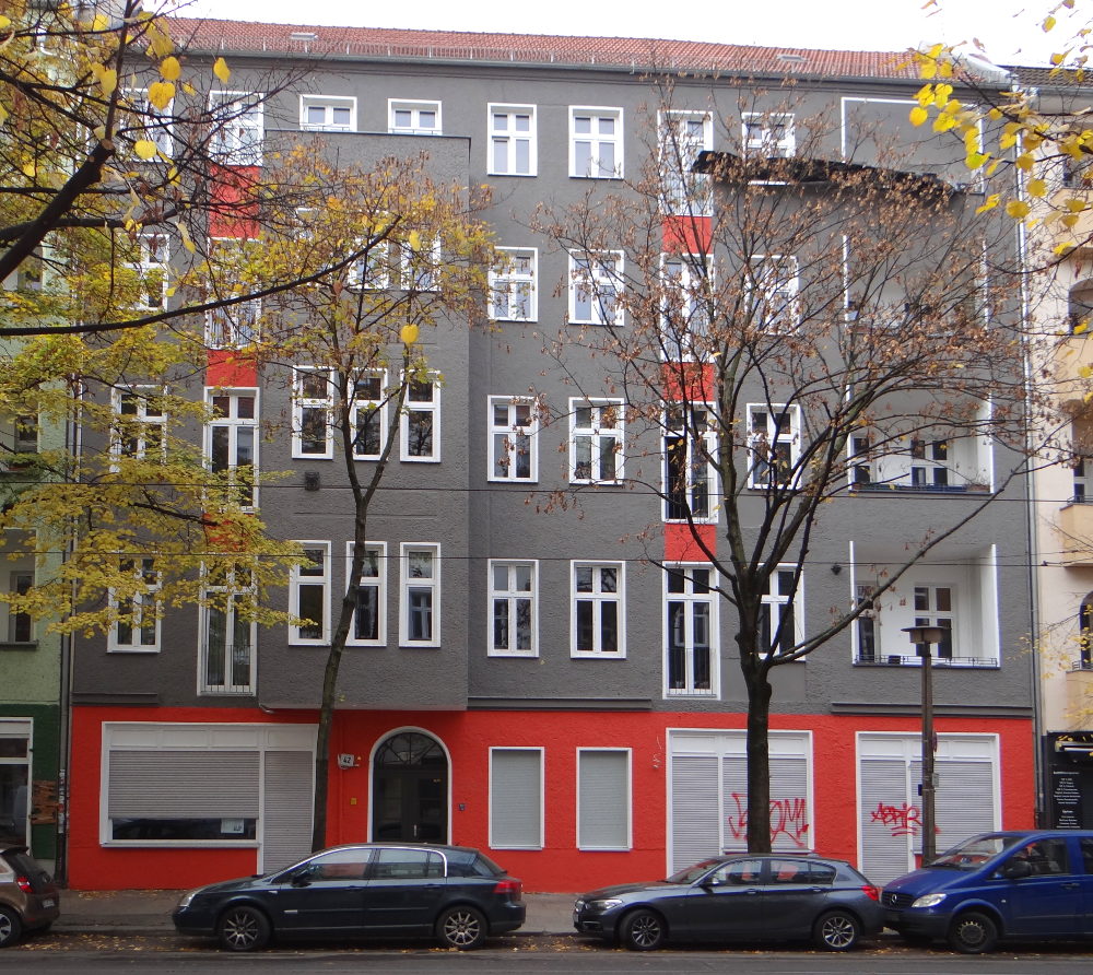 Straßenfassade Wühlischstraße 42 nach Sanierung November 2016, grau, rot, weiß
