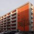 Fassade, orange gestrichen mit grauen Balkonen