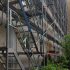 Baugerüst mit Treppenturm vor Plattenbaufassade