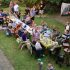 Lange Festtafel auf der Wiese mit zahlreichen Personen