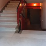 Schutzfolien auf dem Fußboden und auf den Stufen im Treppenhaus