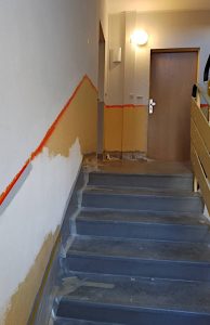 Farbflecken an den Wänden und abgeklebte Treppenstufen