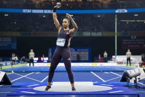 Kugelstoßerin bereitet sich vor, im Hintergrund Zuschauerränge