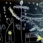 Zeichnung in weiß und gelb auf schwarzem Untergrund: Häuser, Kugeln, Flocken, Fahrzeuge