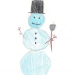 Ein Schneemann: drei hellblaue Kugeln, ein schwarzer Hut, Zweige als Arme