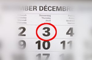 In einem Wandkalender ist Donnerstag, der 3. Dezember 2026, rot markiert.