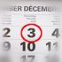 In einem Wandkalender ist Donnerstag, der 3. Dezember 2026, rot markiert.