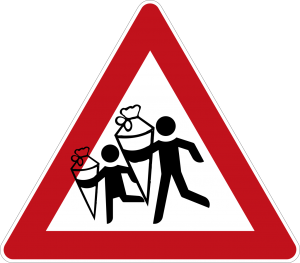 Verkehrszeichen mit zwei Kindern mit Schultüten