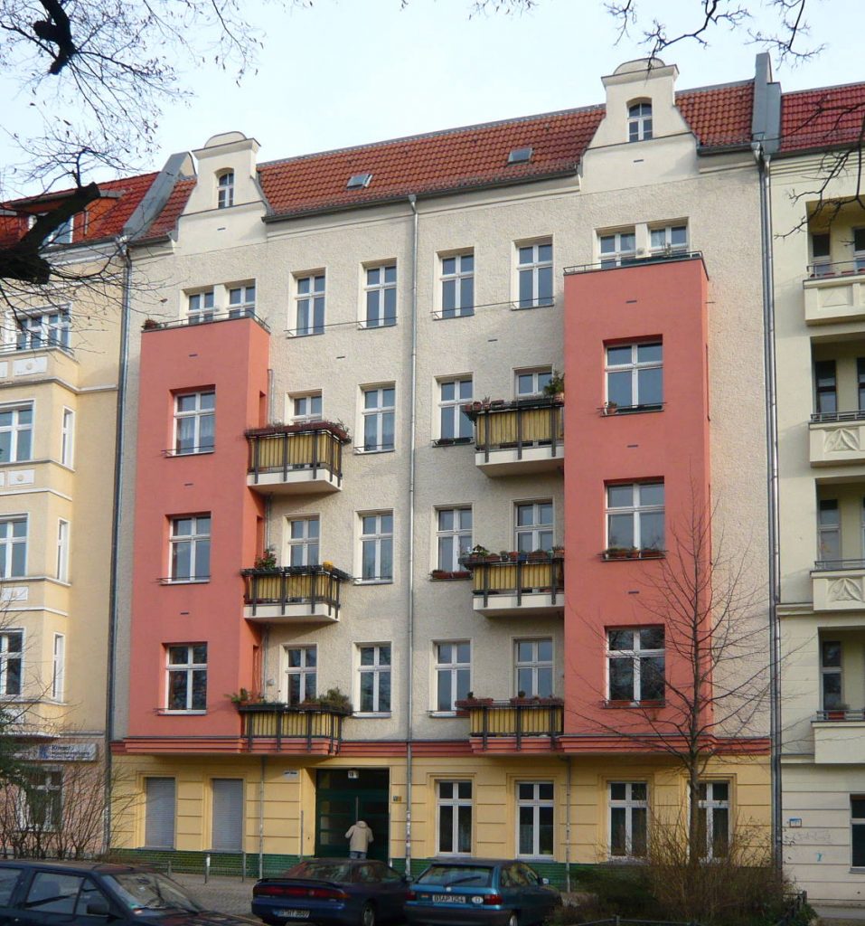 Fassade in Gelb- und Rottönen