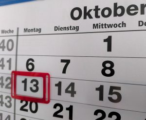Wandkalender, auf dem der 13. Oktober markiert ist.