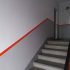Treppenaufgang, Wand weiß und grau mit rotem Streifen.