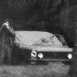 Unscharfes Schwarz-weiß-Foto: Mensch neben Auto fotografiert