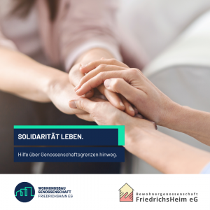 Die vier Hände von zwei Personen halten einander. Im Vordergrund Schrift: "Solidarität leben. Hilfe über Genossenschaftsgrenzen hinweg." Unten die Logos der Wohnungsbaugenossenschaft Friedrichshain eG und der Bewohnergenossenschaft FriedrichsHeim eG.