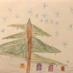 Kinderbild: Tannenbaum, Geschenke, Sterne, im Hintergrund ein Haus